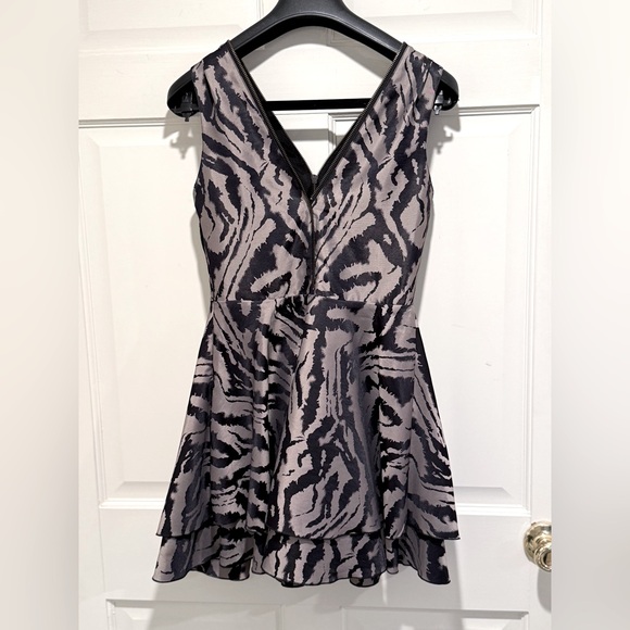 Bebe EUC Size XS Black & Gray Zebra Print Sleeveless Zippered Mini Dress (0601) - Picture 9 of 14